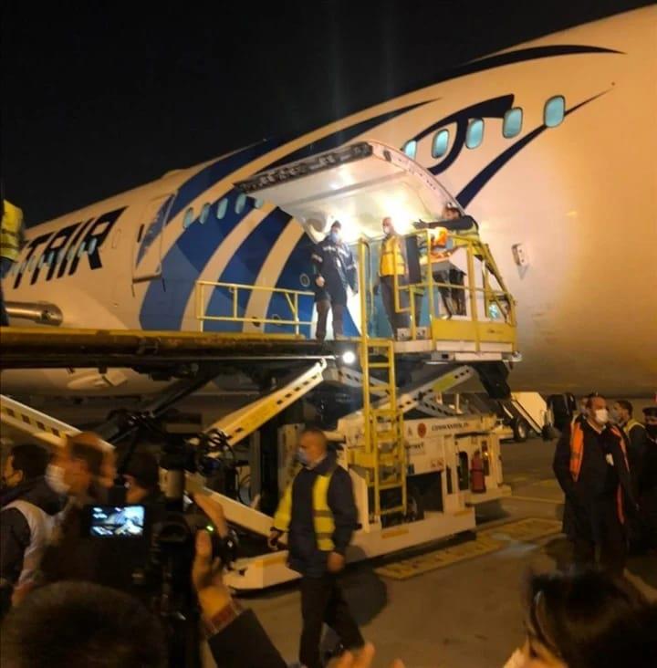 مطار القاهرة يستقبل شحنة جديدة من لقاح كورونا الصينى على متن طائرة مصر للطيران