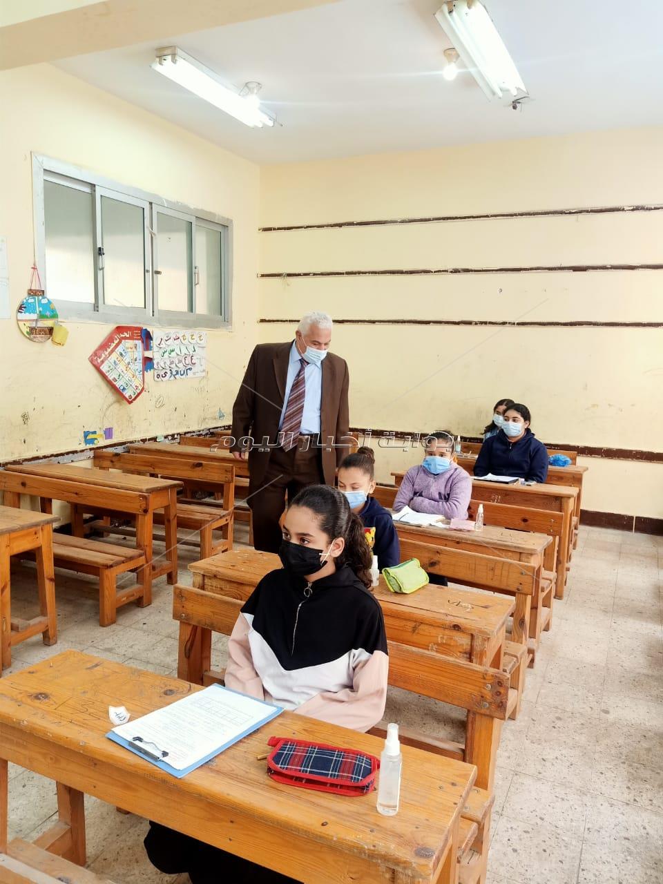 لا شكاوى.. وكيل وزارة التعليم بالإسكندرية يتفقد لجان الامتحانات