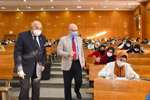 بالصور.. نائب رئيس جامعة عين شمس يٌشيد بتطبيق الإجراءات الاحترازية للجان الامتحانات