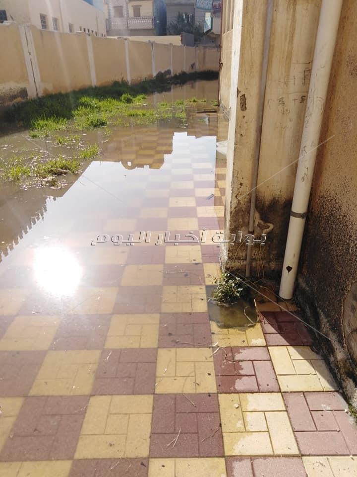«مدرسة قومبانية لوقين» غارقة في مياه الصرف الصحي.. صور