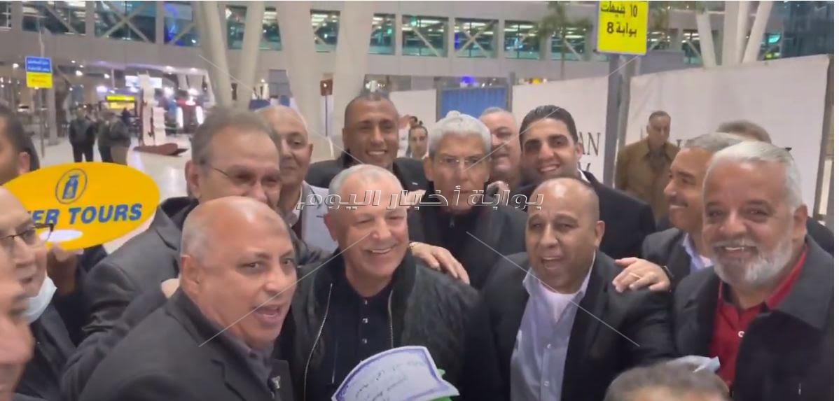 الجماهير تستقبل هاني أبوريدة بزفة بلدي في مطار القاهرة 