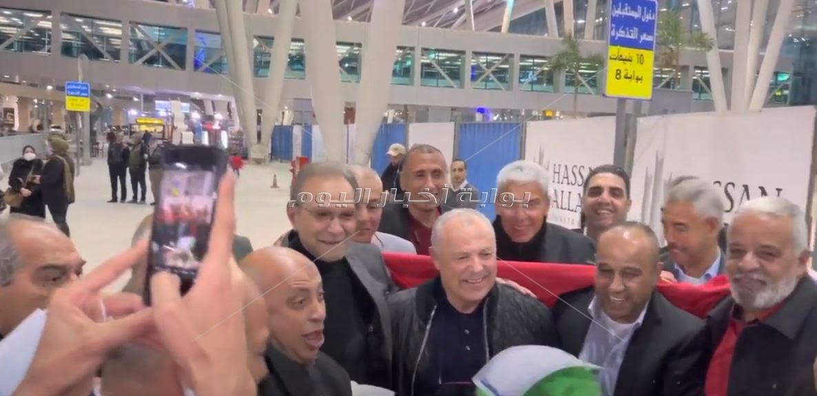الجماهير تستقبل هاني أبوريدة بزفة بلدي في مطار القاهرة 