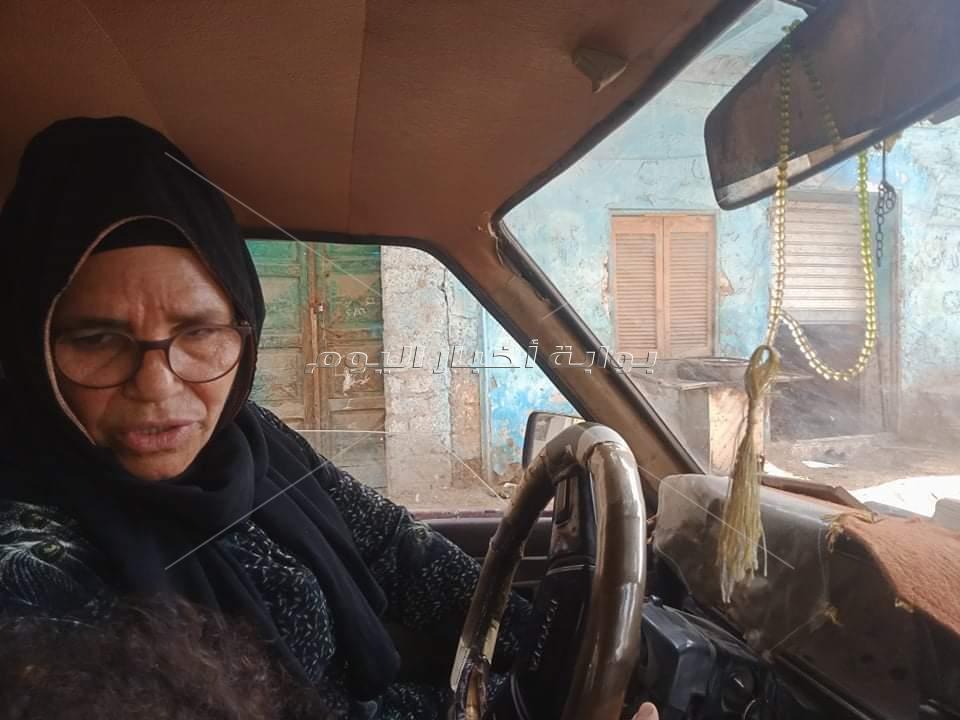سيدة الجبل ربة أبناءها الأيتام بالعمل علي سيارة نقل في المنيا