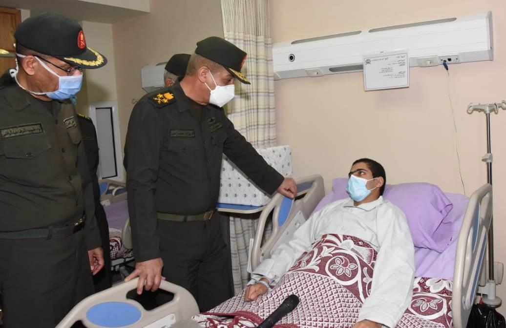 وزير الدفاع يزور المرضي والمصابين بالمجمع الطبي للقوات المسلحة بالمعادى