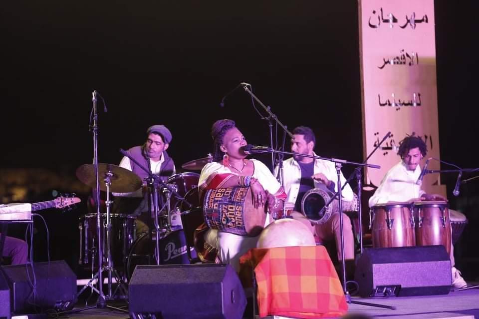 صور| اسيا مدني تشعل أجواء ختام مهرجان الأقصر.. والحضور يرقص على أغانيها