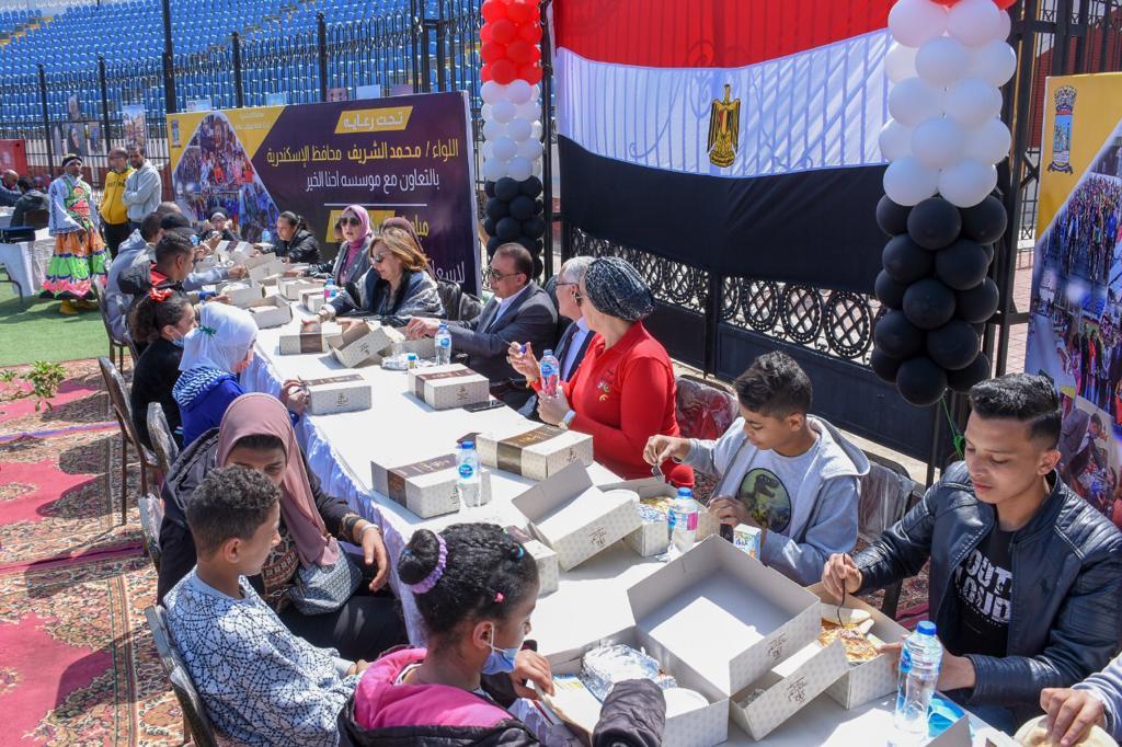 محافظ الإسكندرية يكرم 250 طفلا يتيما في مبادرة " إسكندرية بيتك"  
