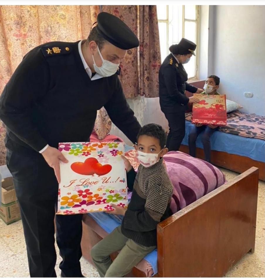 «الداخلية» تواصل تقديم الهدايا للأطفال احتفالا بيوم اليتيم|صور 