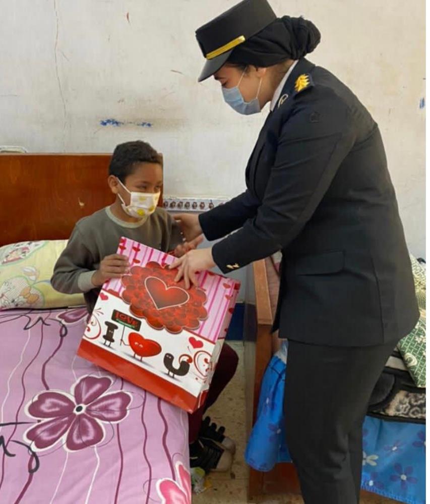 «الداخلية» تواصل تقديم الهدايا للأطفال احتفالا بيوم اليتيم|صور 