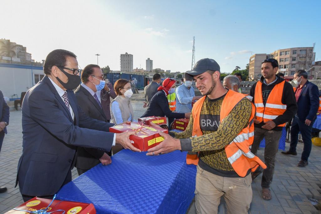 محافظ الإسكندرية يوزع وجبات الإفطار على العاملين في تطوير ميدان محطة مصر