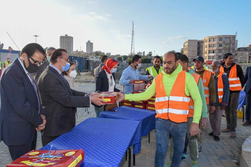 محافظ الإسكندرية يوزع وجبات الإفطار على العاملين في تطوير ميدان محطة مصر