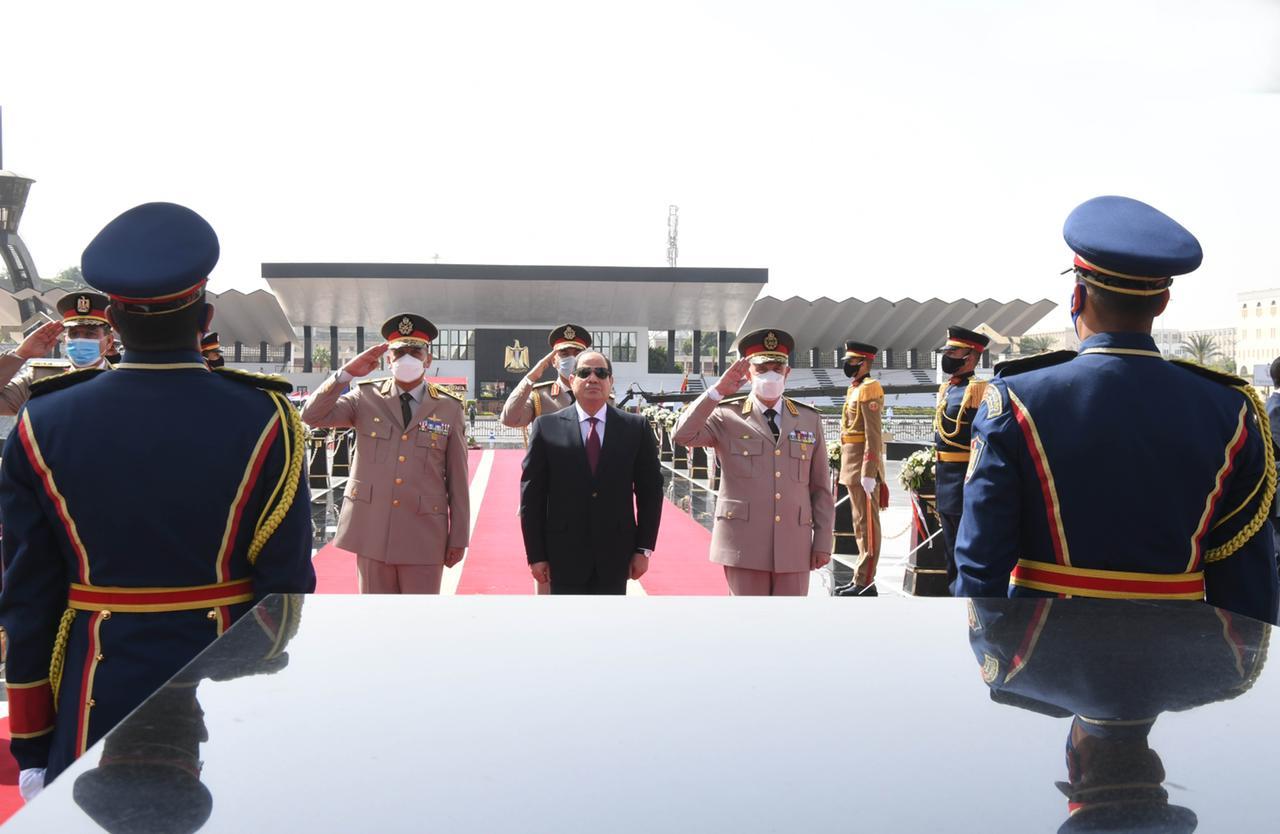الرئيس السيسي يضع إكليل الزهور على قبر الجندي المجهول في ذكرى تحرير سيناء