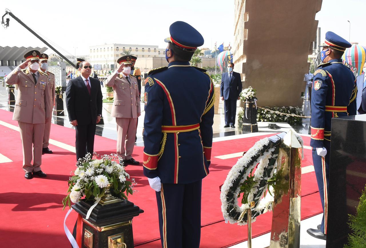 الرئيس السيسي يضع إكليل الزهور على قبر الجندي المجهول في ذكرى تحرير سيناء