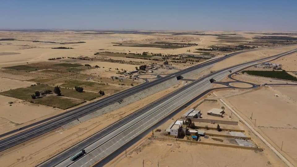 "6 حارات".. 10 صور ترصد المرحلة الأولى من طريق الصعيد الصحراوي الغربي 