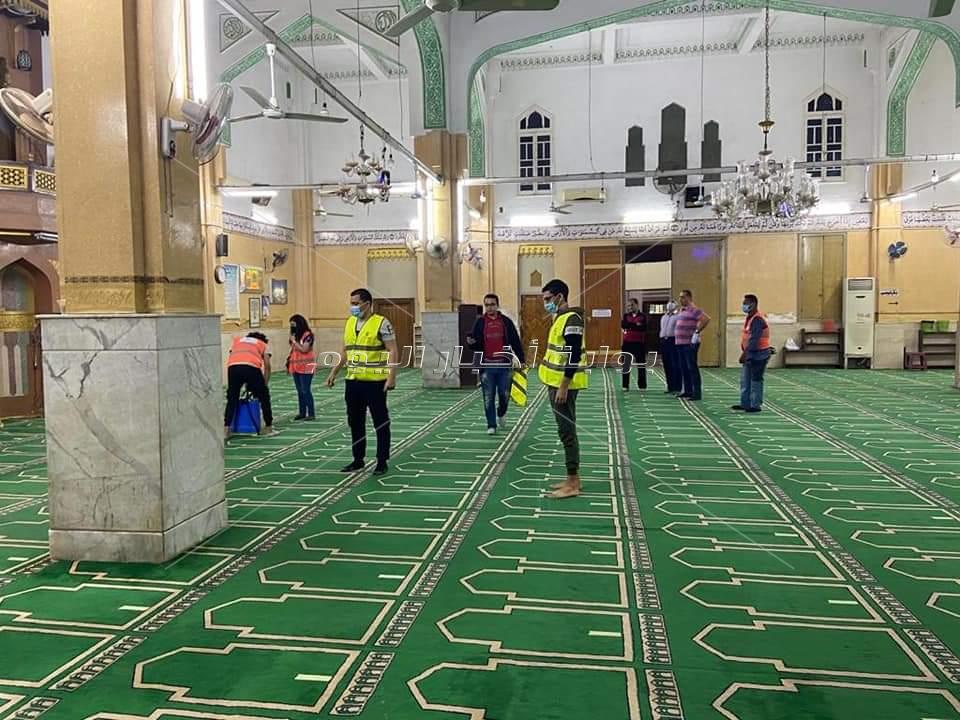 مسلم يحمي كنيسة ومسيحية تُعقم المساجد