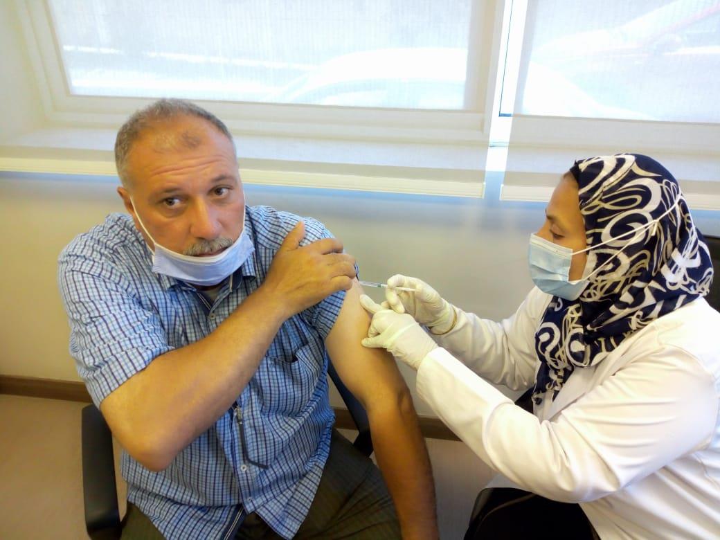 وكيل وزارة الصحة بالشرقية يتابع تطعيم مرضي الأورام بلقاح كورونا بمركز القوات المسلحة