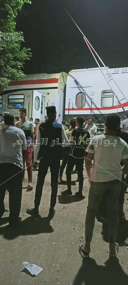 ننفرد بصور خروج قطار القاهرة اسوان عن قطبان السكة الحديد بالعياط 
