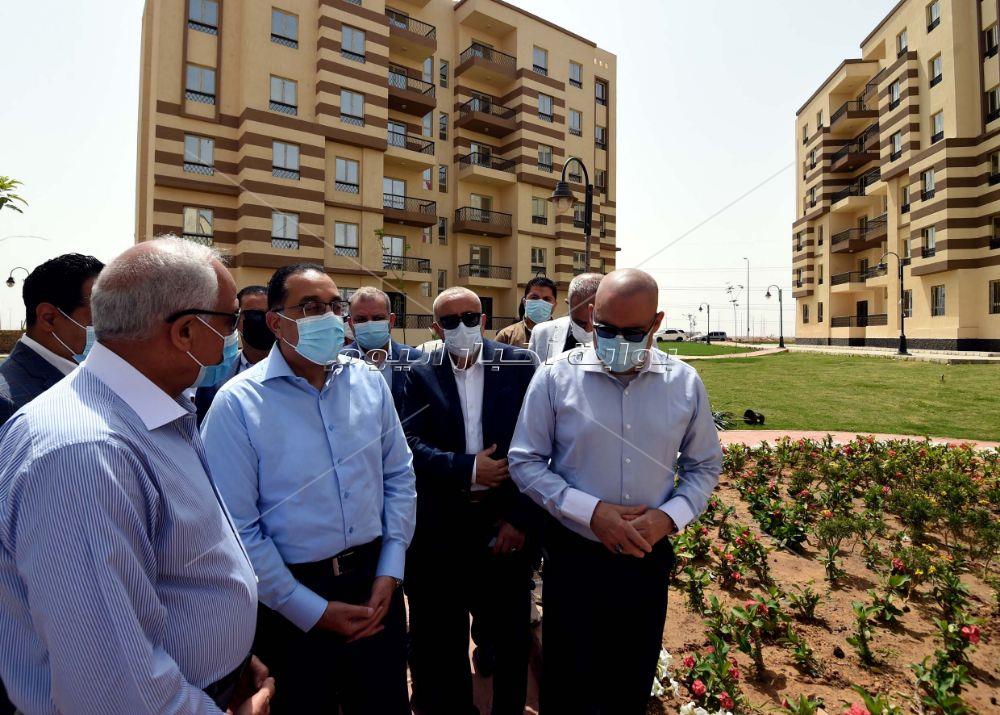 رئيس الوزراء يتفقد وحدات سكنية تم تنفيذها بحدائق أكتوبر لسكان عشوائيات الجيزة 
