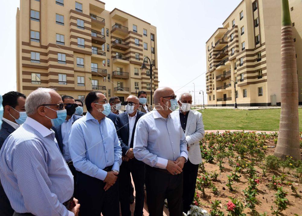 رئيس الوزراء يتفقد وحدات سكنية تم تنفيذها بحدائق أكتوبر لسكان عشوائيات الجيزة 