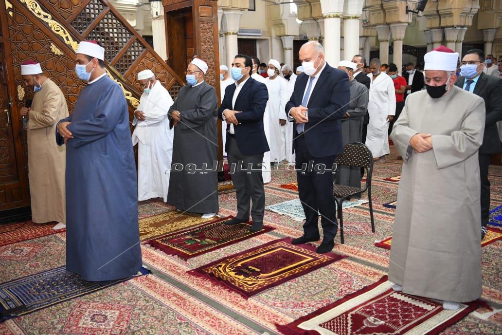 محافظ قنا يؤدى صلاة عيد الفطر المبارك بمسجد سيدى عبدالرحيم القنائى