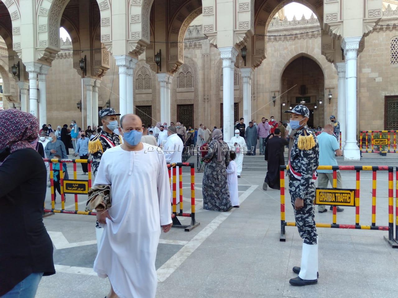 تواجد أمني مكثف أمام مسجد السيد البدوي بطنطا لفرض الإجراءات الاحترازية