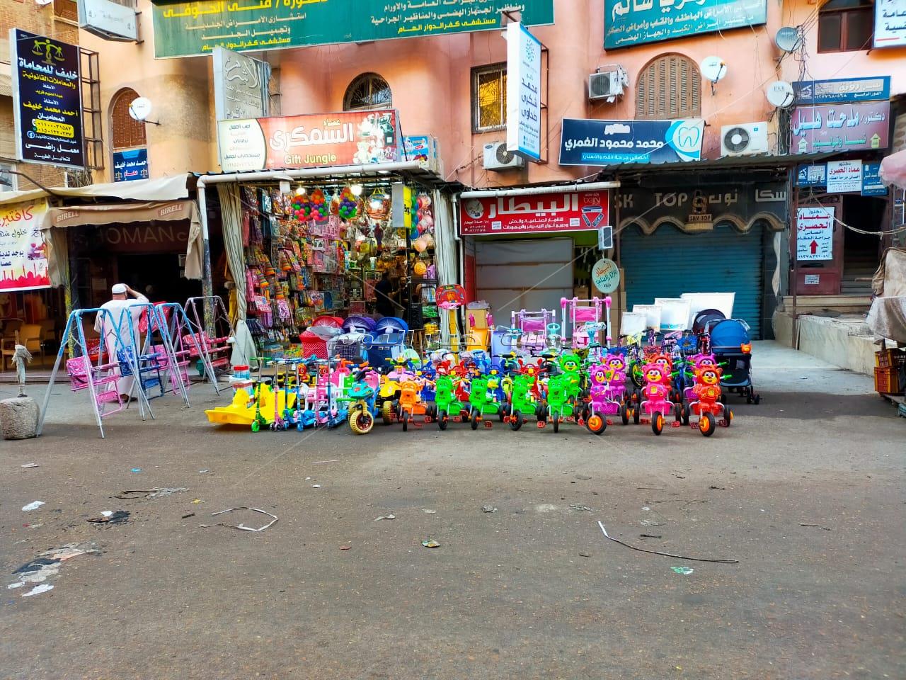 بالصور : إقبال كبير للمواطنين على شراء لعب الأطفال بكفر الدوار