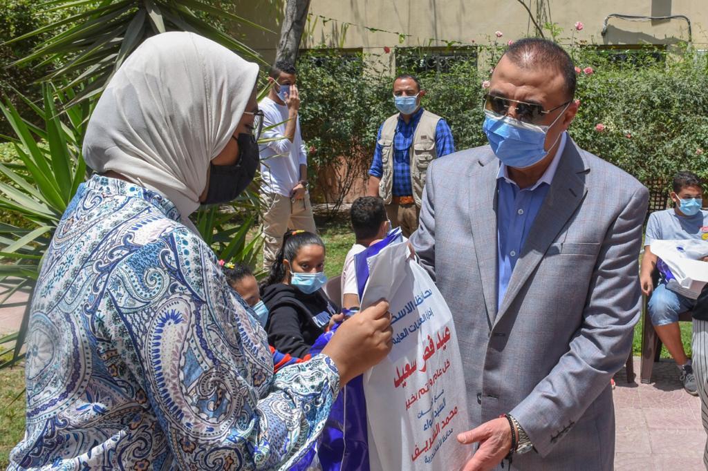 محافظ الإسكندرية يزور دور المسنين والأيتام لتهنئتهم بعيد الفطر المبارك  