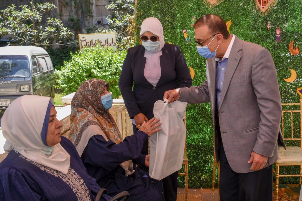 محافظ الإسكندرية يزور دور المسنين والأيتام لتهنئتهم بعيد الفطر المبارك  