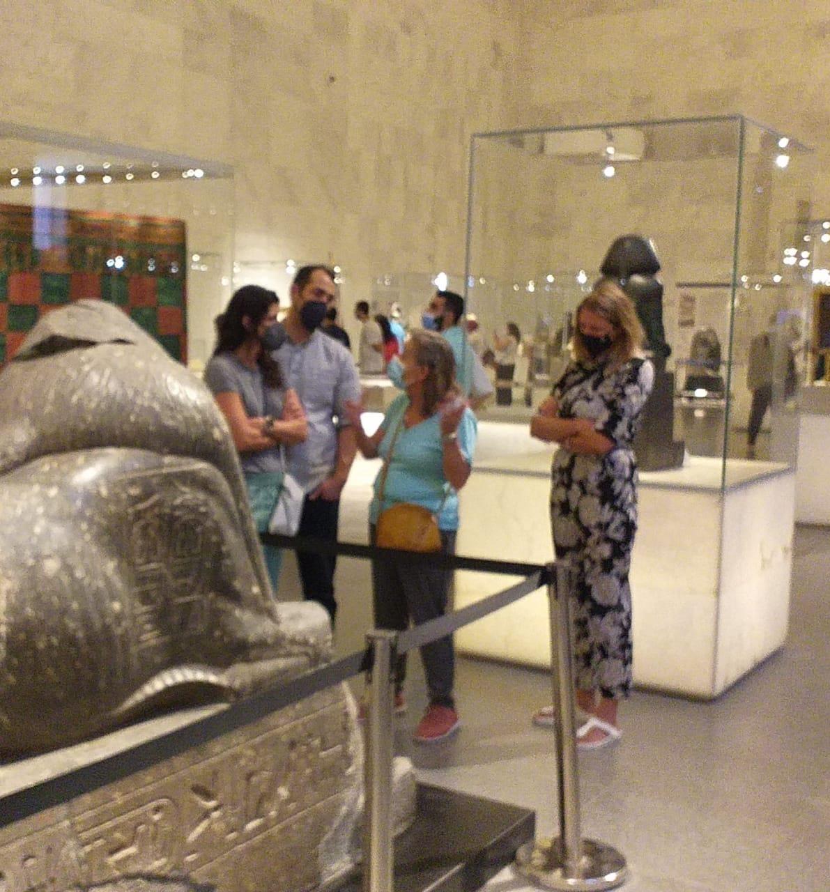 وفود سياحية تزور المتحف القومي للحضارة 
