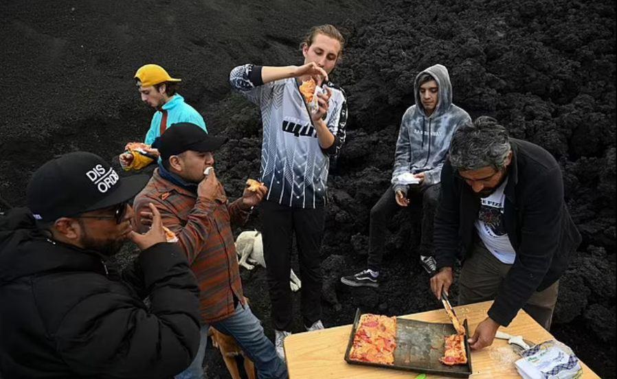 مغامر يطهو «البيتزا» على الحمم البركانية