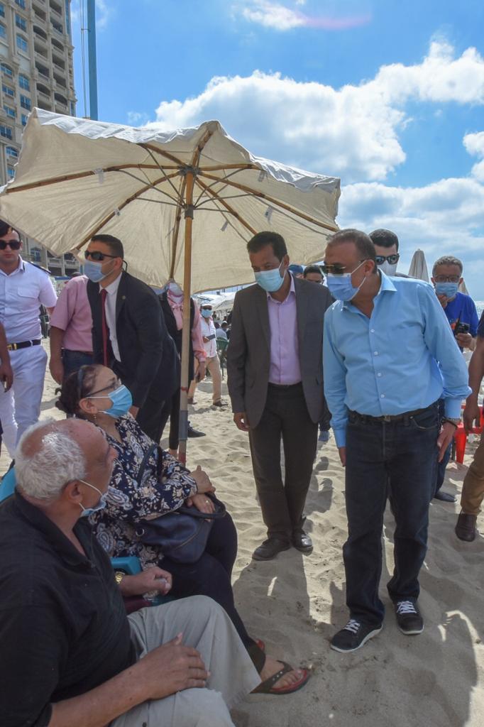 محافظ الإسكندرية يتفقد الشواطئ 
