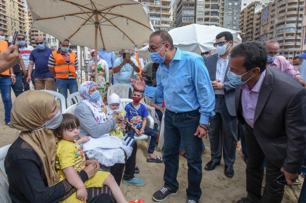 محافظ الإسكندرية يتفقد الشواطئ 