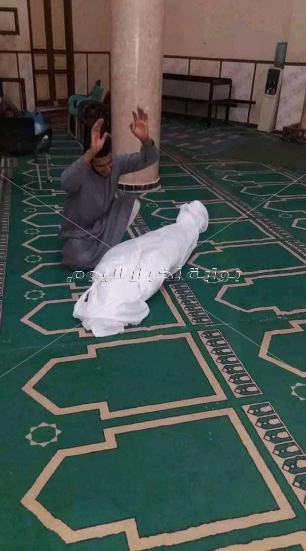 شاب يضع صديقة في كفن في مسجد بالمنيا