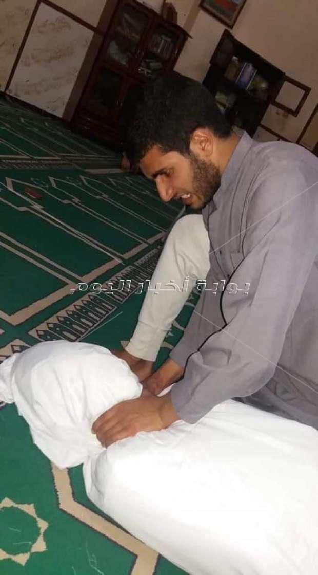 شاب يضع صديقة في كفن في مسجد بالمنيا