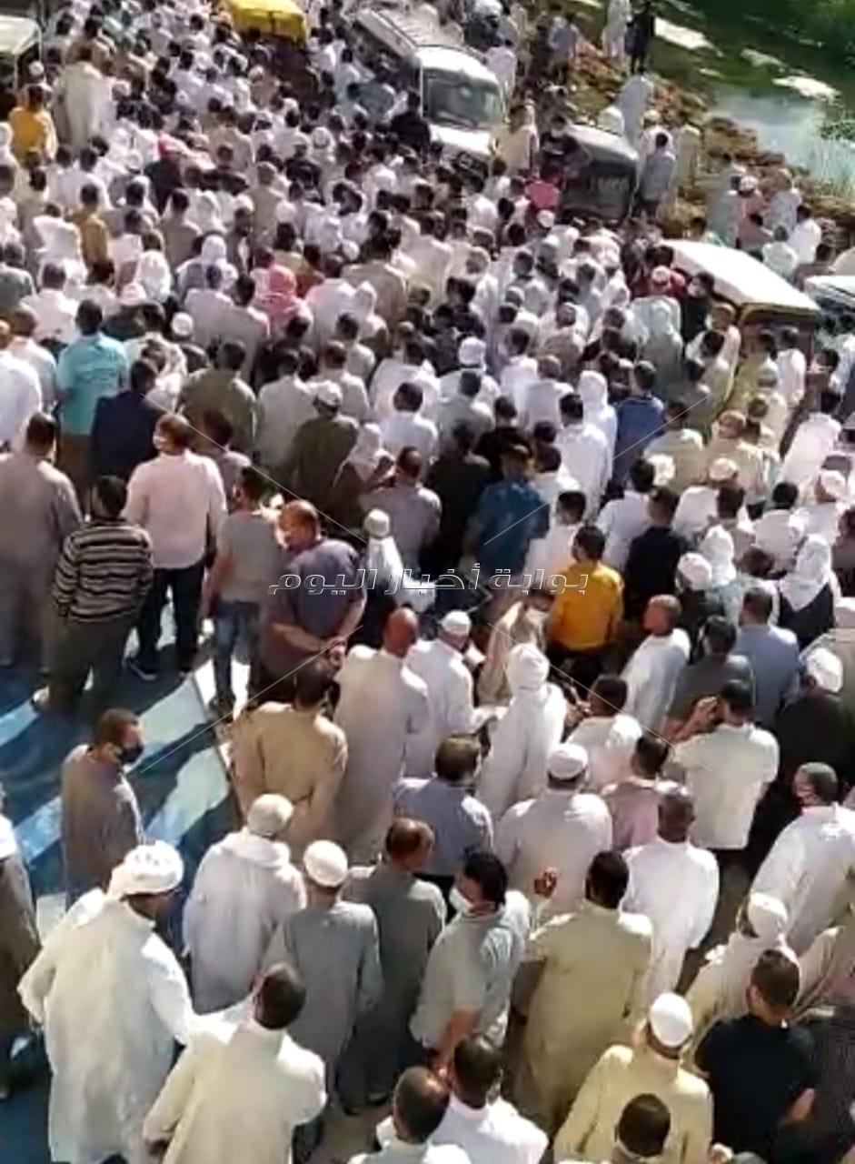 الألاف من أهالى أبو المطامير بالبحيرة يشيعون جثمان الدكتور أمير غيث شهيد كورونا.