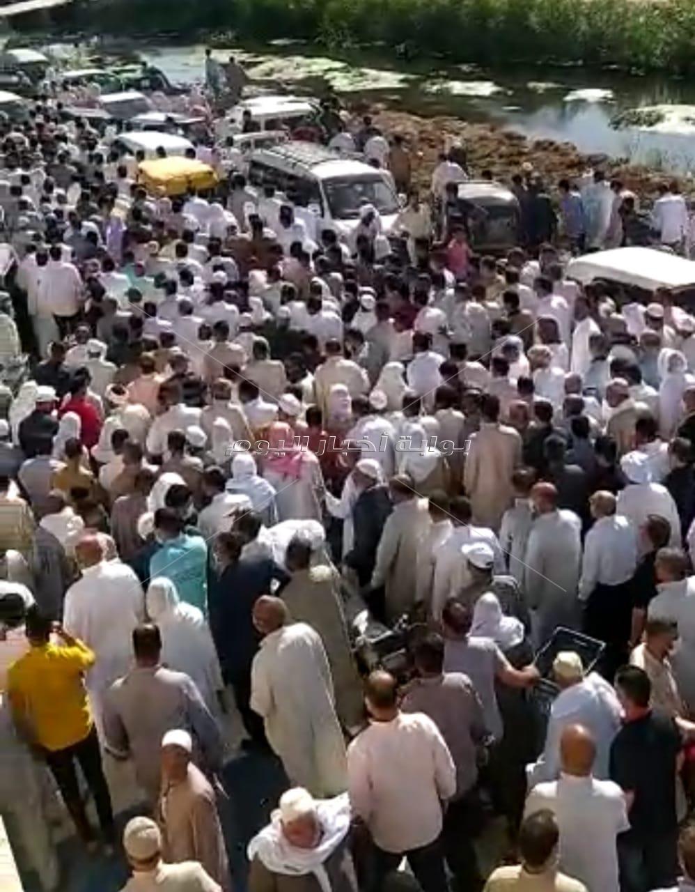 الألاف من أهالى أبو المطامير بالبحيرة يشيعون جثمان الدكتور أمير غيث شهيد كورونا.