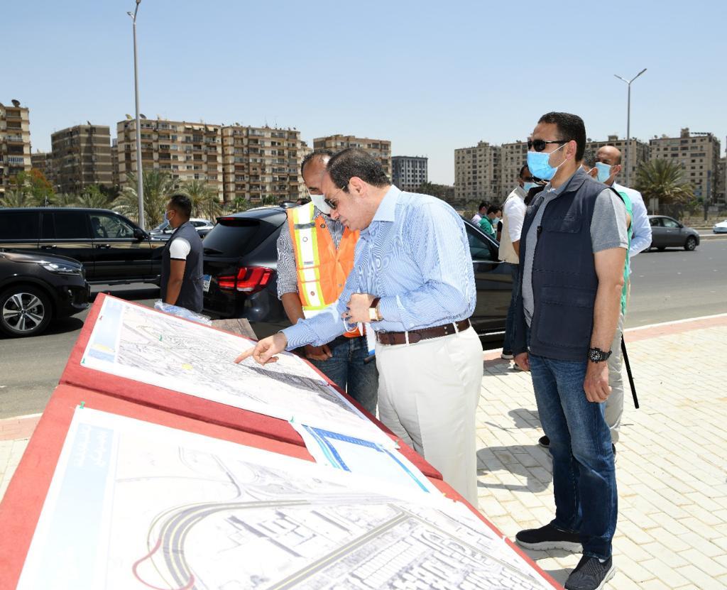 الرئيس السيسي يتفقد أعمال الطرق الجديدة بمنطقة شرق القاهرة