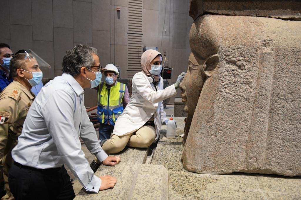 وضع اللمسات النهائية للعرض المتحفي بالمتحف المصري الكبير 
