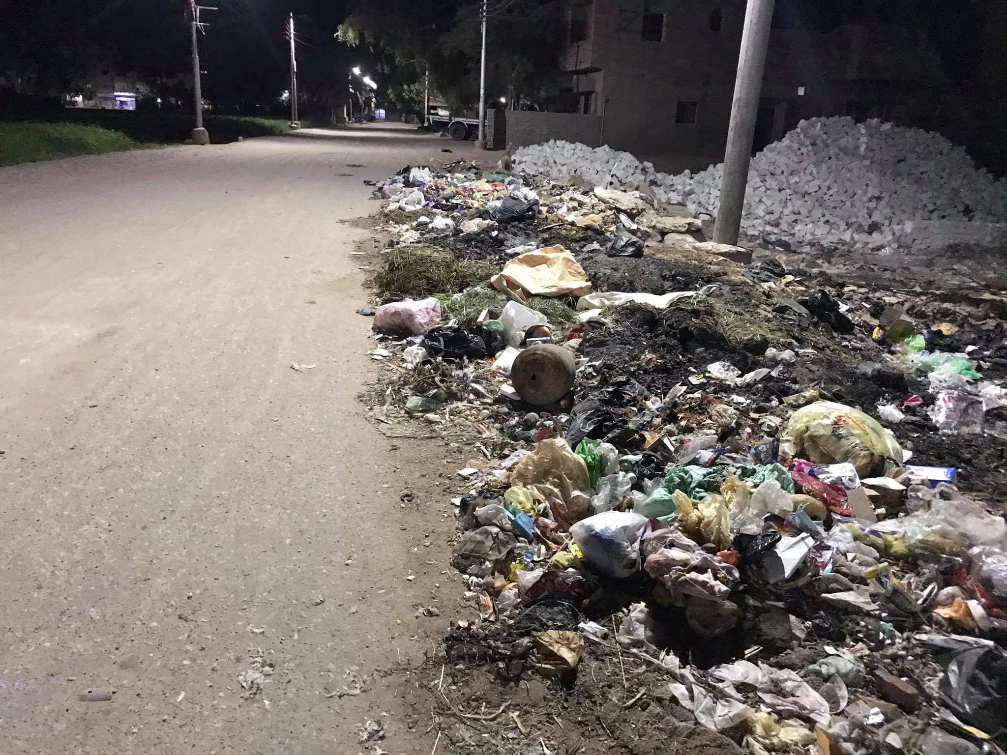 أكوام القمامة تغزوا شوارع قري "حياة كريمة" بمركز الغنايم
