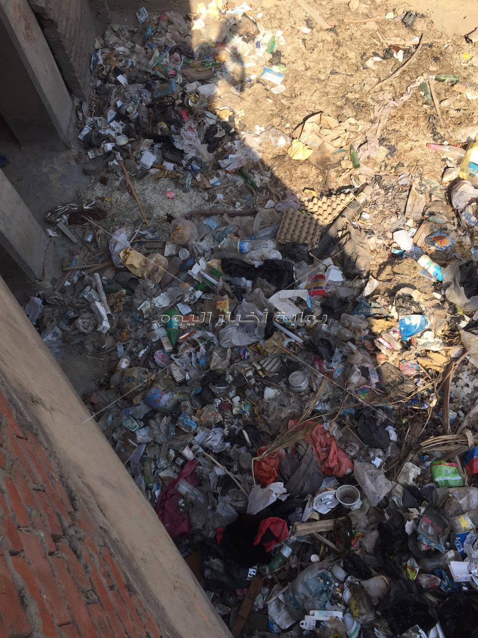 القمامة أمام كنيسة مارى جرجس  الأثرية .. والمواطنين: رئيس الحي «ميعرفناش» 