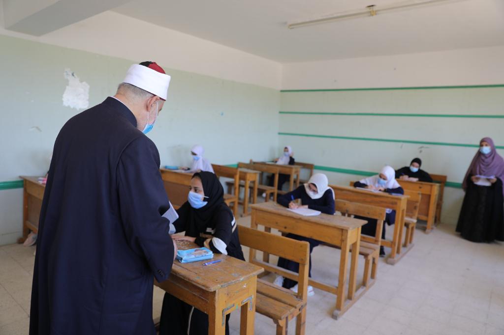 وكيل الأزهر يتفقد لجان العاشر من رمضان في أول أيام امتحانات الشهادة الثانوية