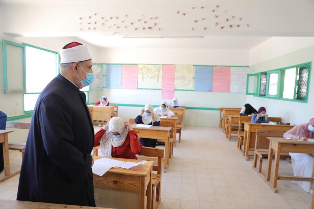 وكيل الأزهر يتفقد لجان العاشر من رمضان في أول أيام امتحانات الشهادة الثانوية