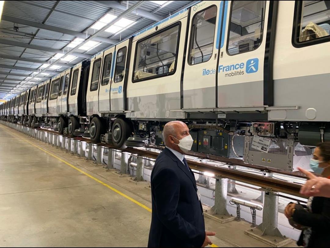 وزير النقل يتفقد مصنع صناعة القطارات