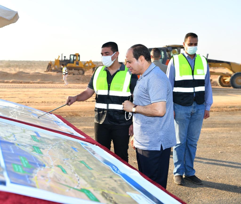 الرئيس السيسي يتفقد مشروعات تطوير محاور وطرق الساحل الشمالي 