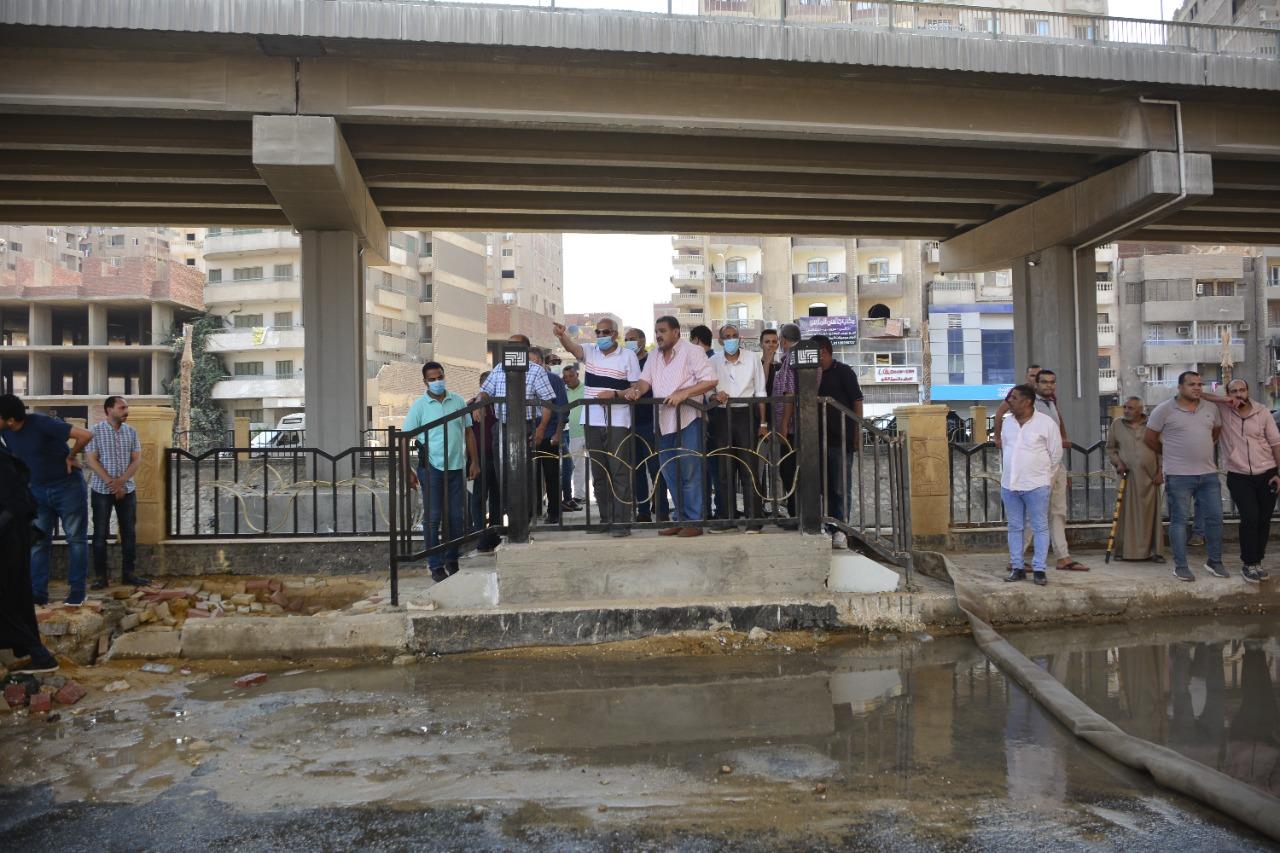 محافظ الجيزة يتفقد اعمال اصلاح كسر بخط مياه بطريق المريوطية أمام شارع العروبة