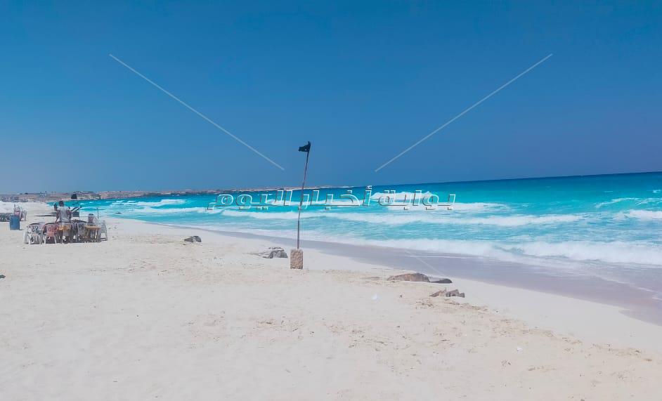 أول صور لغلق الشواطئ المفتوحة بكورنيش الأبيض لارتفاع الأمواج