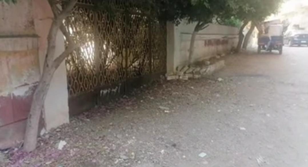 بالصور- حي العجمي يزيل تعديات لـ"حمو بيكا" أمام منزله..