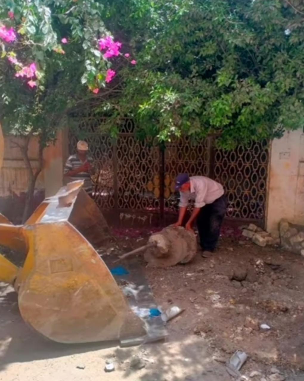 بالصور- حي العجمي يزيل تعديات لـ"حمو بيكا" أمام منزله..