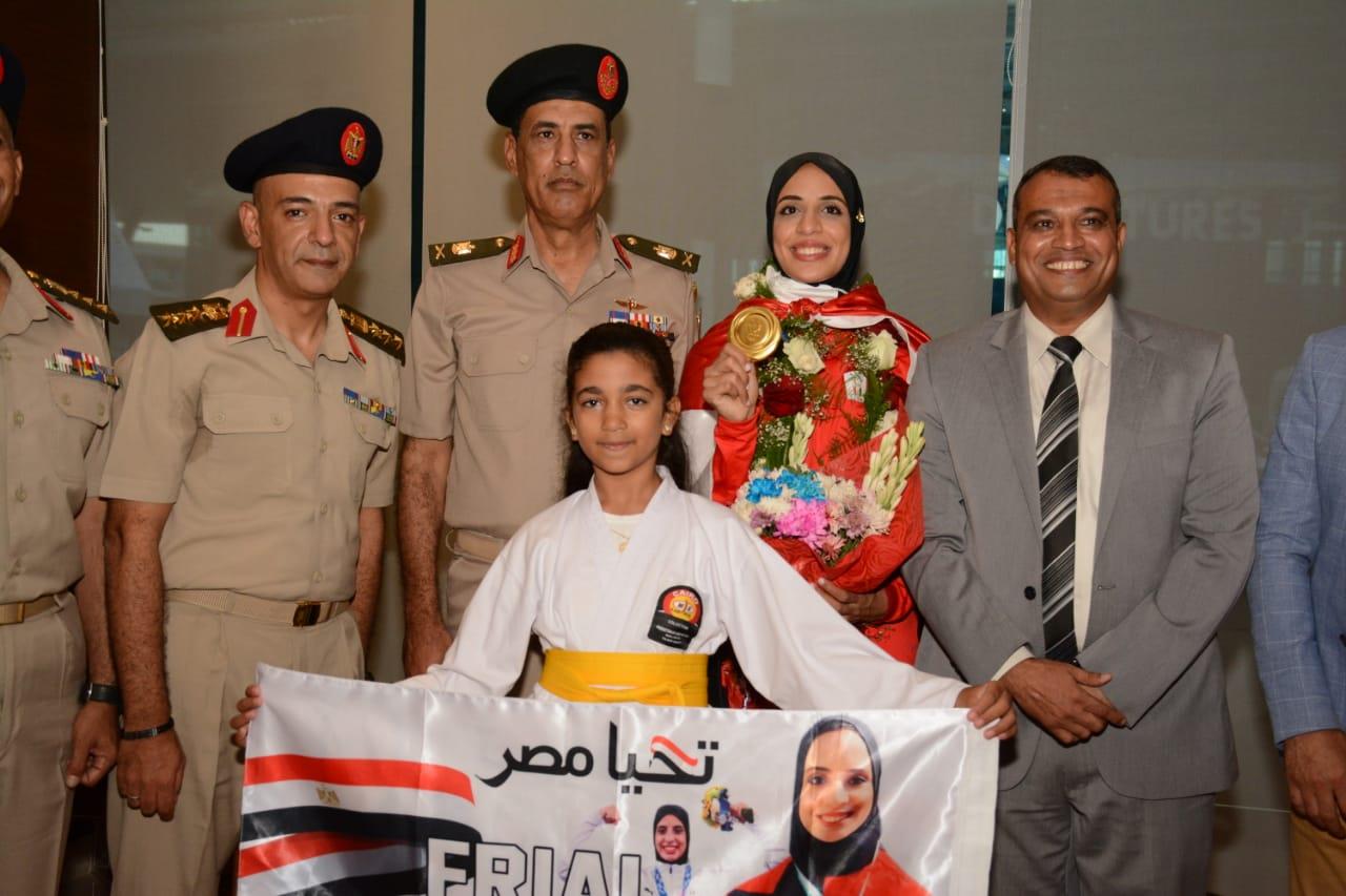 استقبال حافل لـ«فريال أشرف» بعد عودتها لمصر