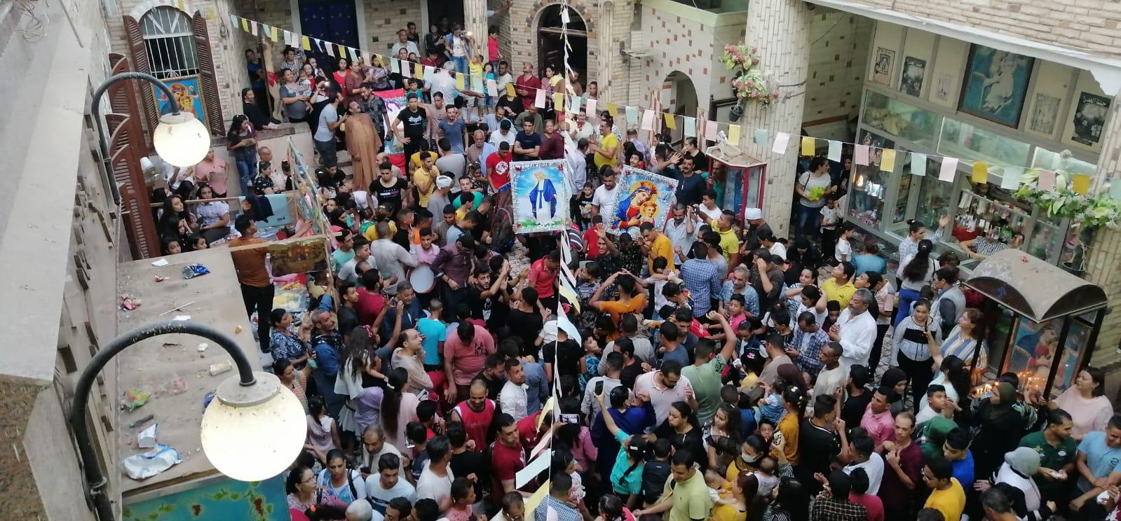 الآلاف يحتفلون بزفة أيقونة العذراء مريم بنجع حمادي