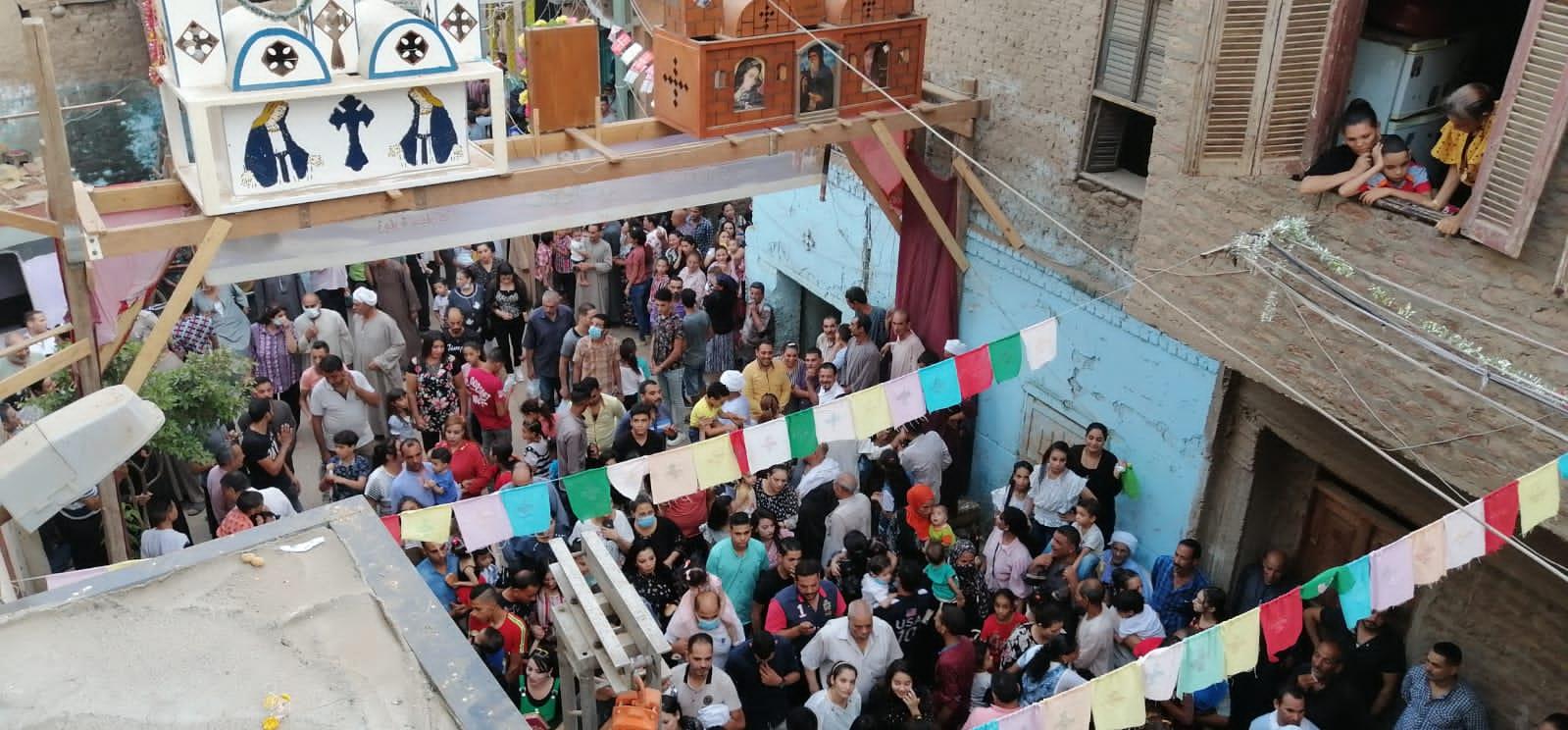 الآلاف يحتفلون بزفة أيقونة العذراء مريم بنجع حمادي